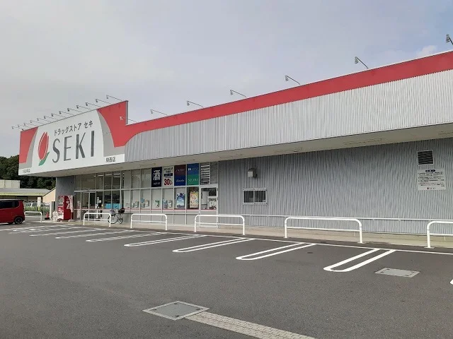 ドラッグストアセキ騎西店まで140m
