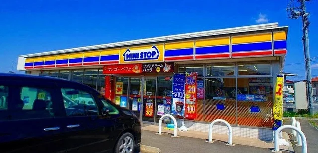 ミニストップ　嵐山川島店まで900m