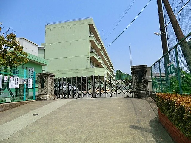荻野小学校まで450m