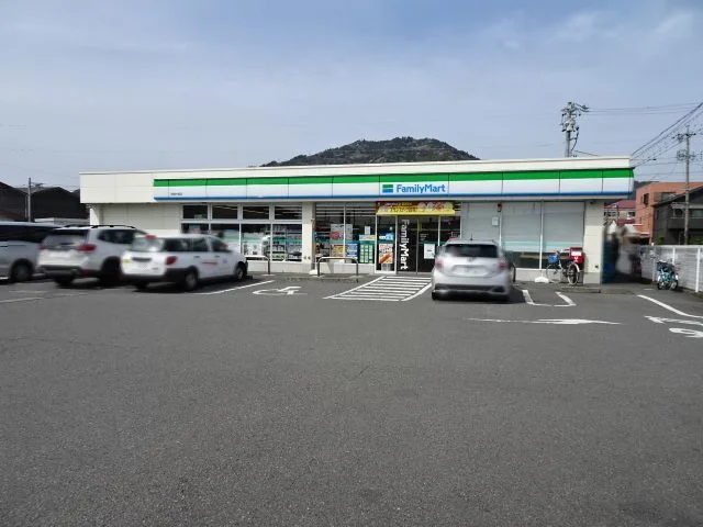 ファミリーマート　中里店まで600m