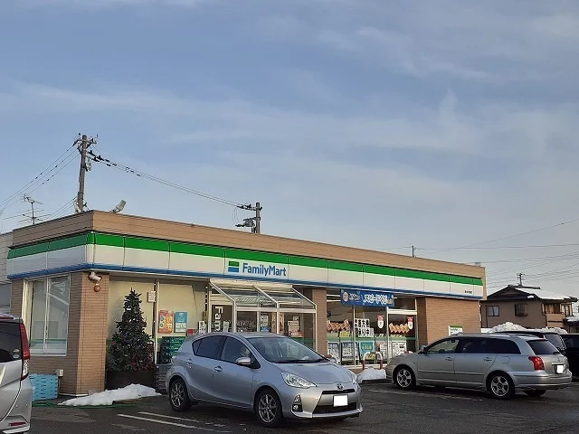 ファミリーマートまで1100m