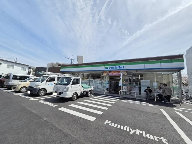 ファミリーマートまで260m
