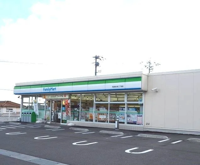 ファミリーマートまで900m