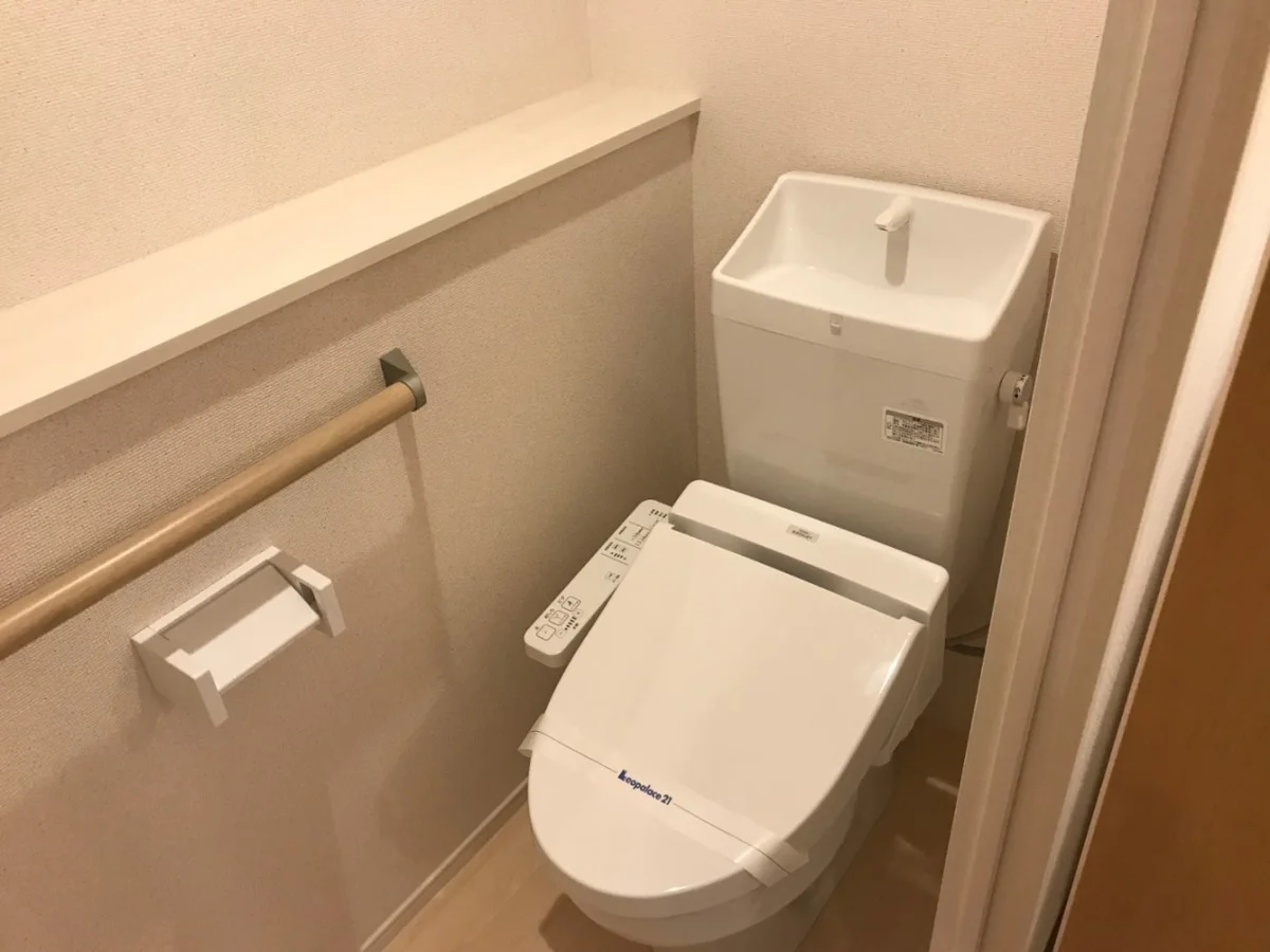 温水洗浄便座付きのお手洗いです