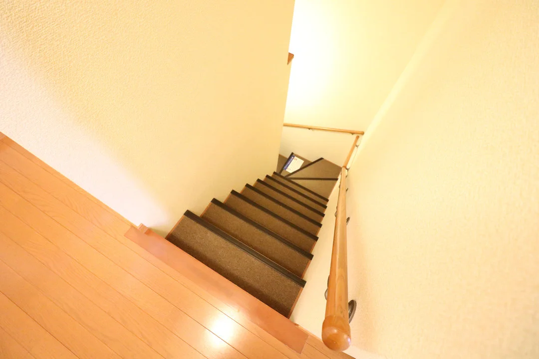 2F部屋のみ各専用階段有※冬場でも雪の心配がありません。