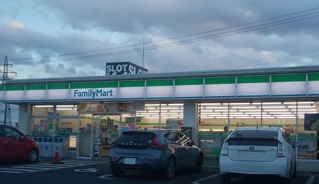 ファミリーマート成川店まで850m