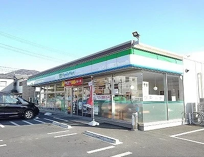 ファミリーマートまで700m
