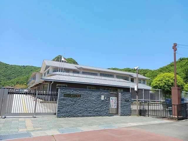 東近江市立箕作小学校まで980m