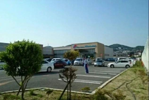 万代 南花屋敷店まで300m