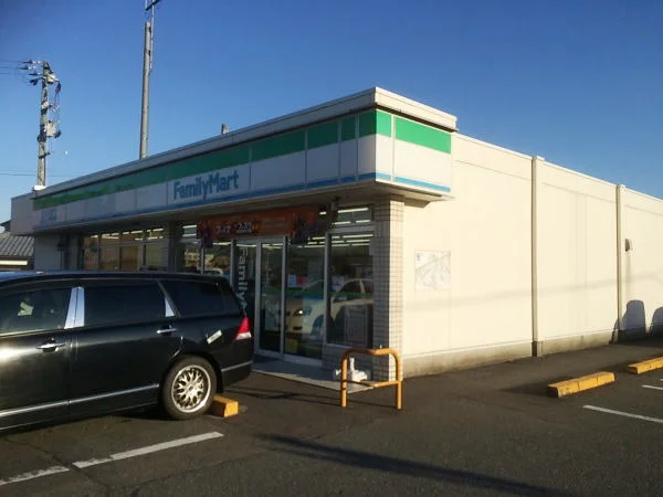 ファミリーマートまで1300m