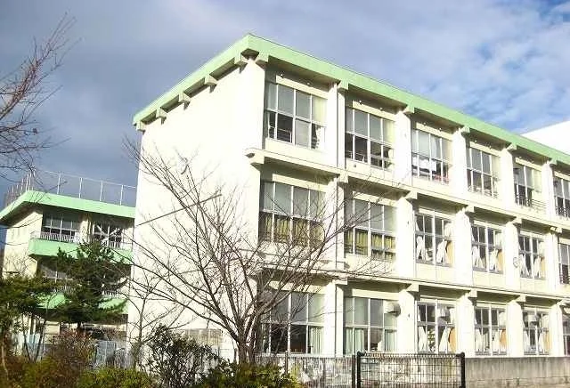 沼津市立第三小学校まで1000m