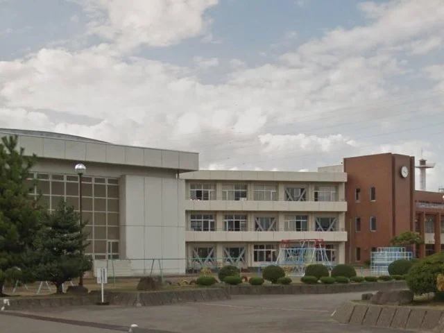 福光中部小学校まで1300m