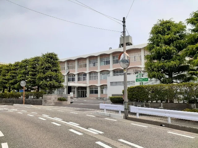 高岡西部小学校まで1100m