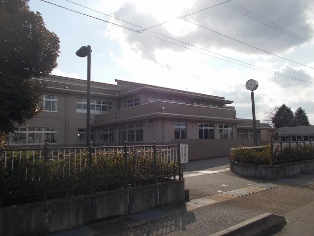 岩瀬小学校まで650m