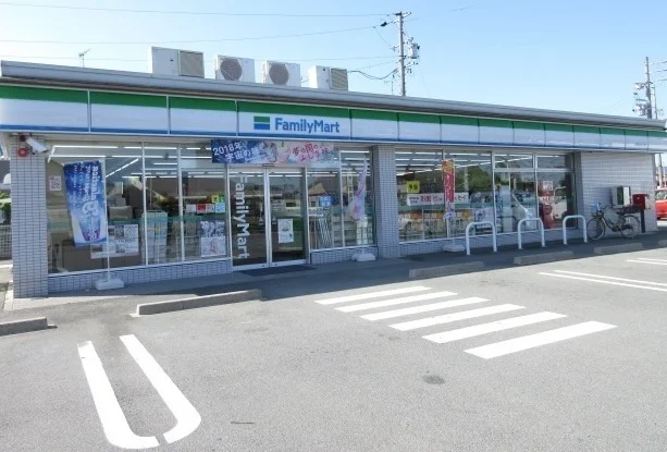 ファミリーマート伊勢おばた店まで650m