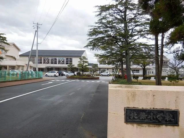北栄町立北条小学校まで270m