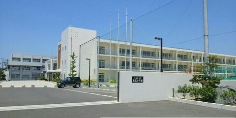 志度小学校まで1190m