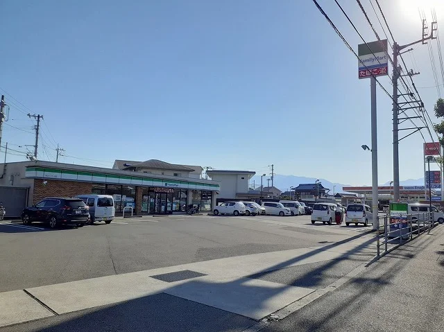 ファミリーマートインター北店様まで300m