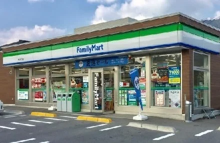 ファミリーマートまで190m