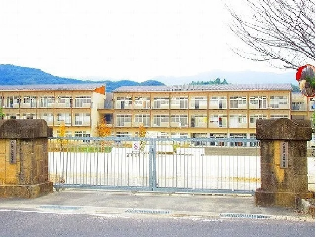 小城小学校まで1300m