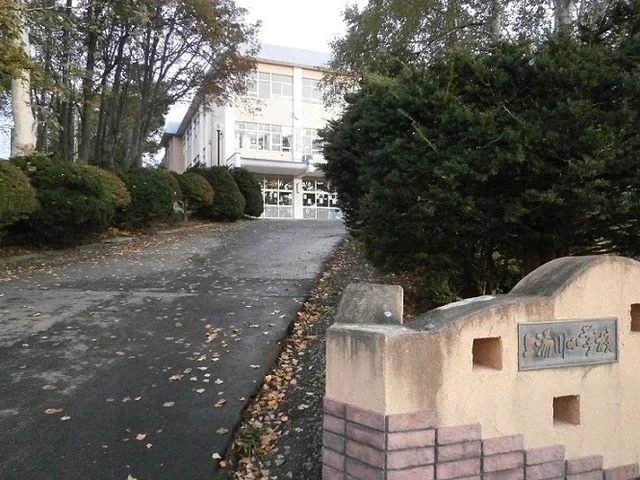 函館市立上湯川小学校まで1000m