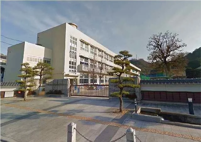 笠岡市立笠岡小学校まで1100m
