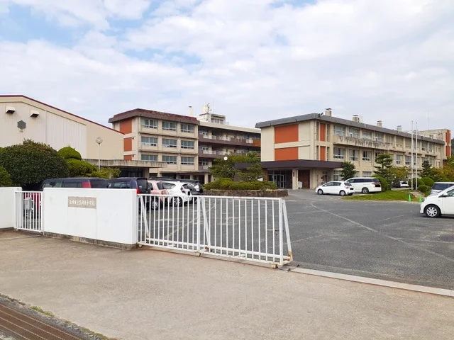 笠岡東中学校まで1100m