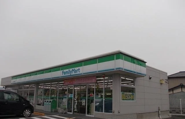 ファミリーマートさんまで1300m