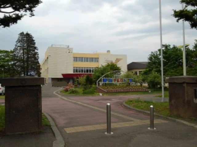 島松小学校まで1100m