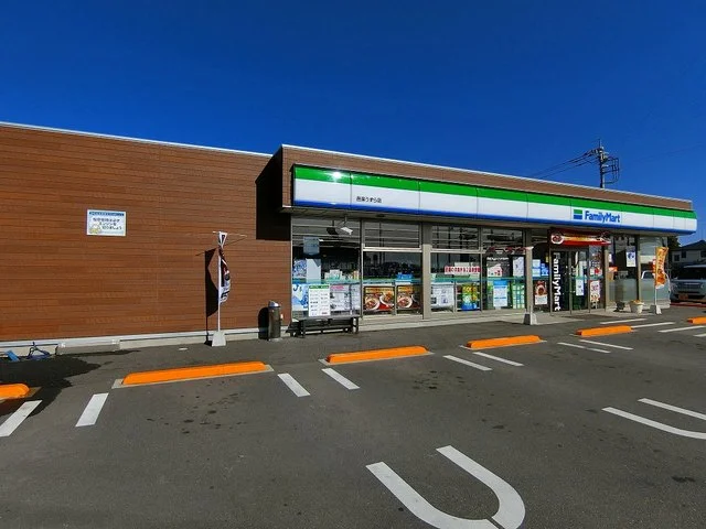 ファミリーマートまで950m