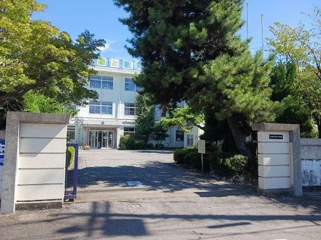 行田市立東小学校まで1100m