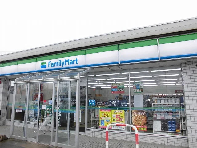 ファミリーマートまで700m