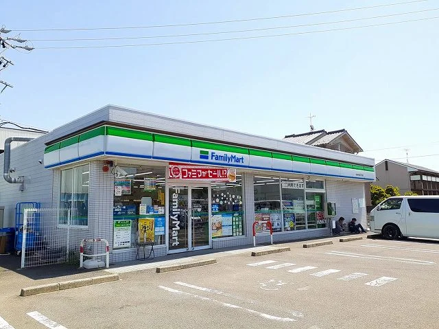 ファミリーマート　中央四丁目店まで450m