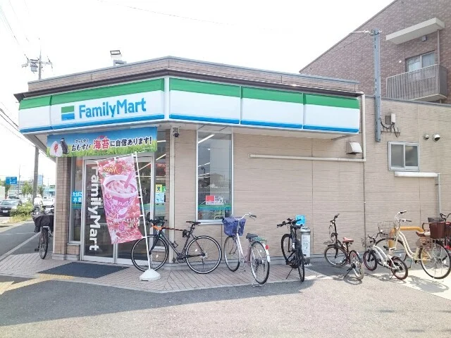 ファミリーマート様まで700m
