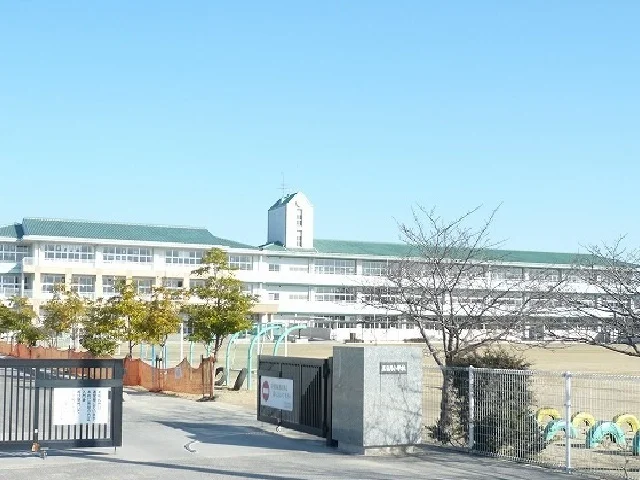 三日月小学校まで3900m