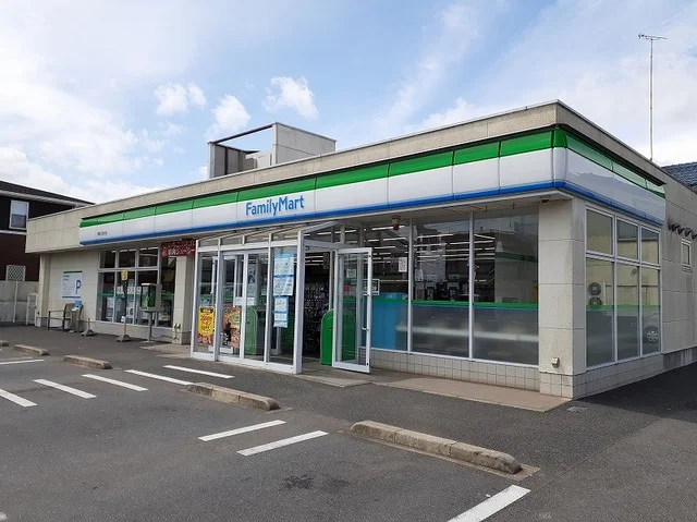 ファミリーマートまで79m