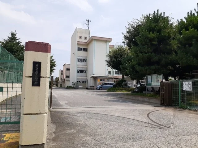 前橋市立荒牧小学校まで1500m