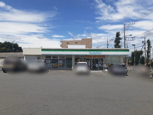 ファミリーマートまで330m
