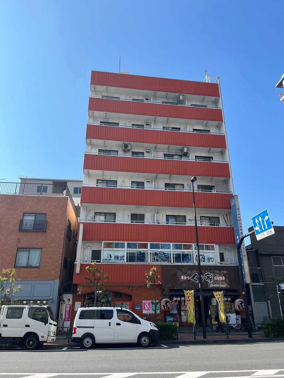 駅から出てすぐ見えます♪