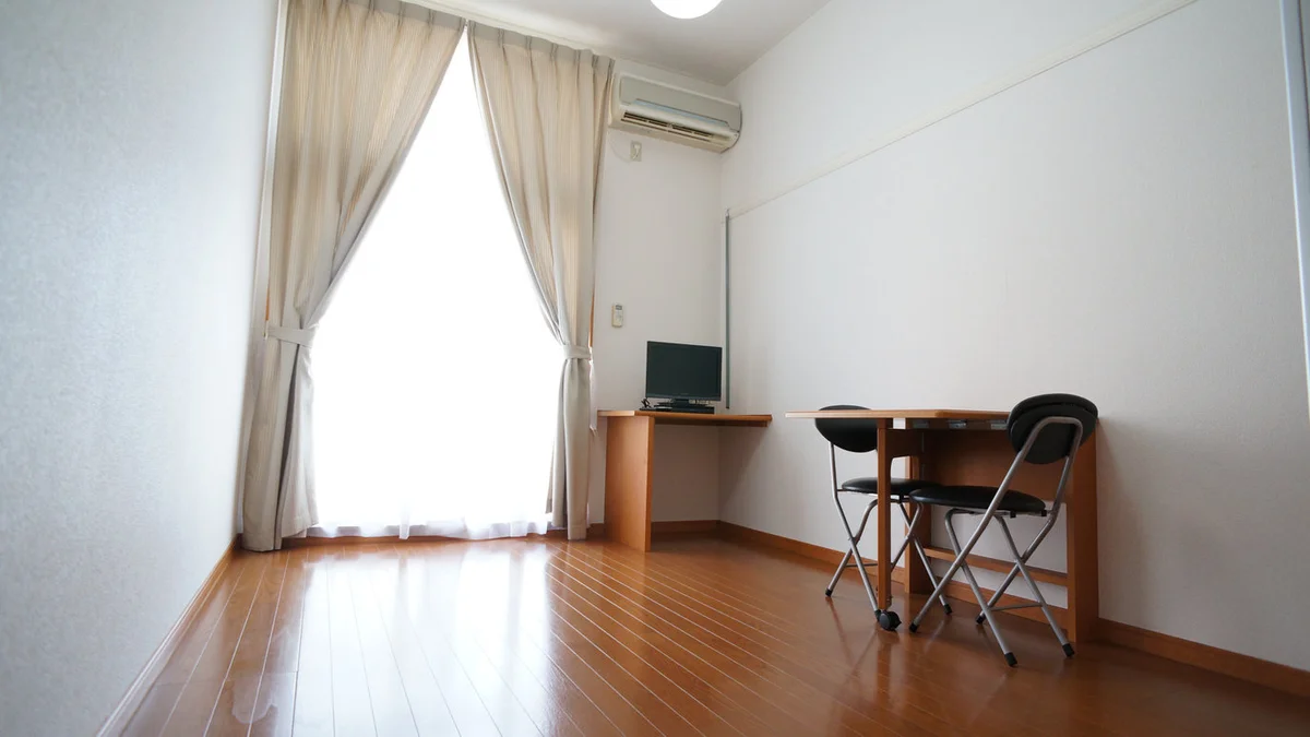 ワイドな窓にて明るいお部屋