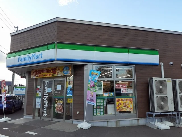 ファミリーマートまで450m