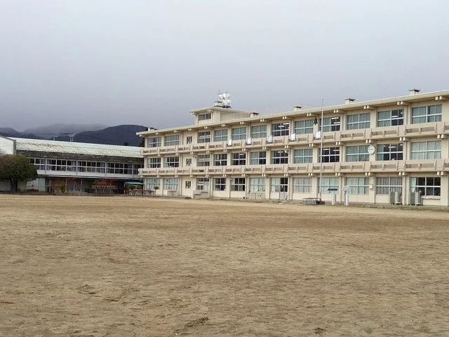 福島市立笹谷小学校まで2100m