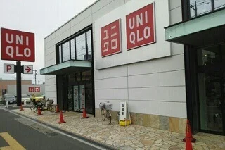 ユニクロ草加花栗店まで700m