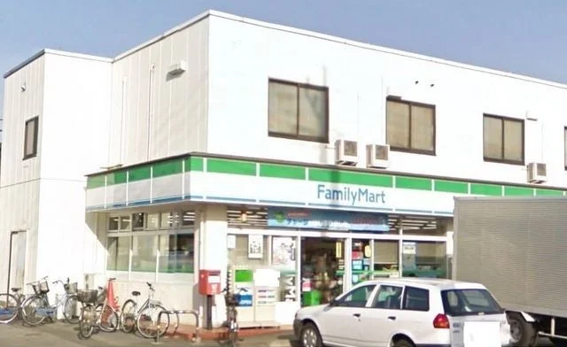 ファミリーマートまで700m