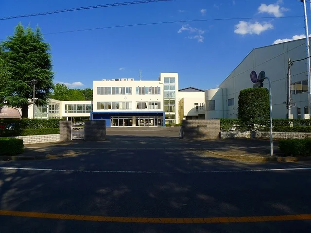 大泉町立北中学校まで1300m