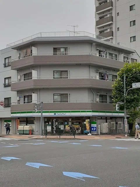 ファミリーマートまで96m