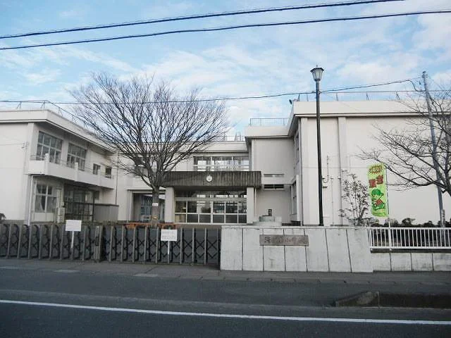 浅羽南小学校まで800m