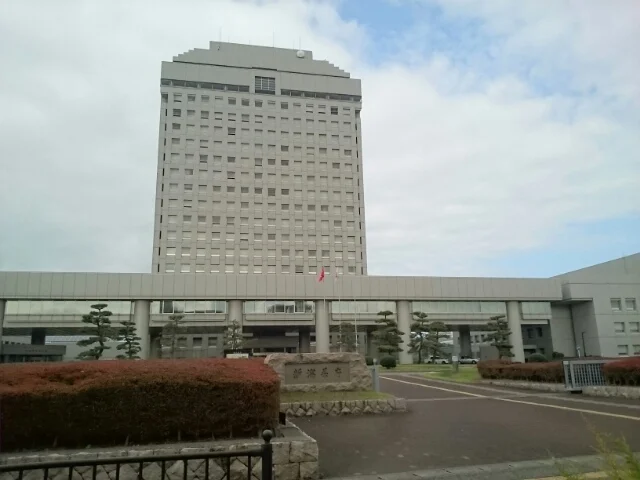 新潟県庁まで2100m