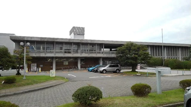 富山県立図書館まで750m