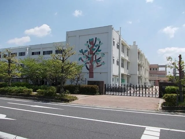 草津小学校まで783m